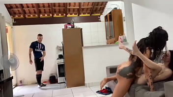 Peguei no flagra a Sabrina Prezotte comendo a Badmelli, nã_o resisti me juntei e fodi com as duas